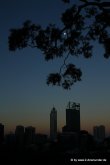 Perth vom Kings-Park aus mit Mond