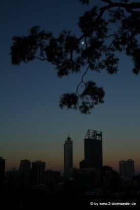 Perth vom Kings-Park aus mit Mond