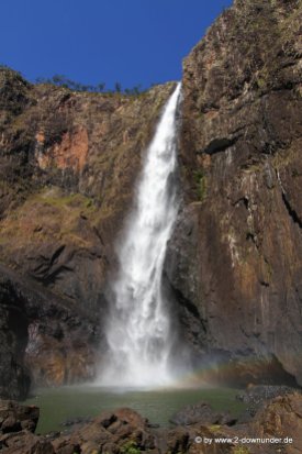 Am Fuße der Wallaman Falls (1)