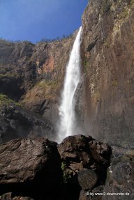 Am Fuße der Wallaman Falls (2)
