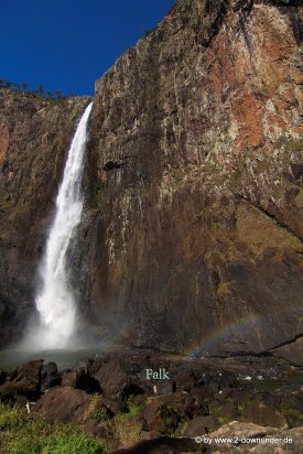 Falk beim Rumklettern am Fuße der Wallaman Falls