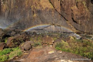 Falk unterm Regenbogen an den Wallaman Falls