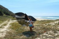 Kati mit wehendem Zelt auf Fraser Island