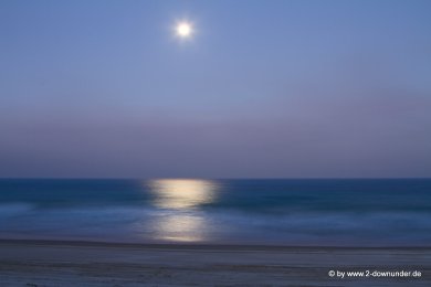 Mondaufgang überm Strand auf Fraser Island