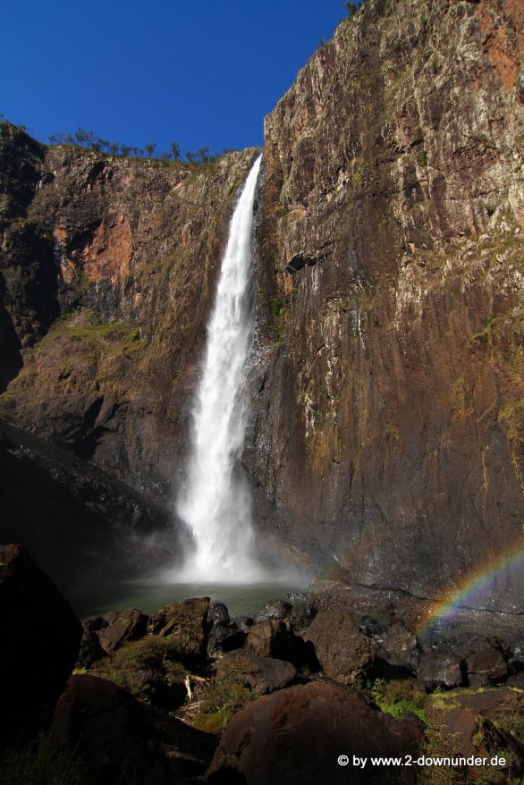 Regenbogen am Fuss der Wallaman Falls